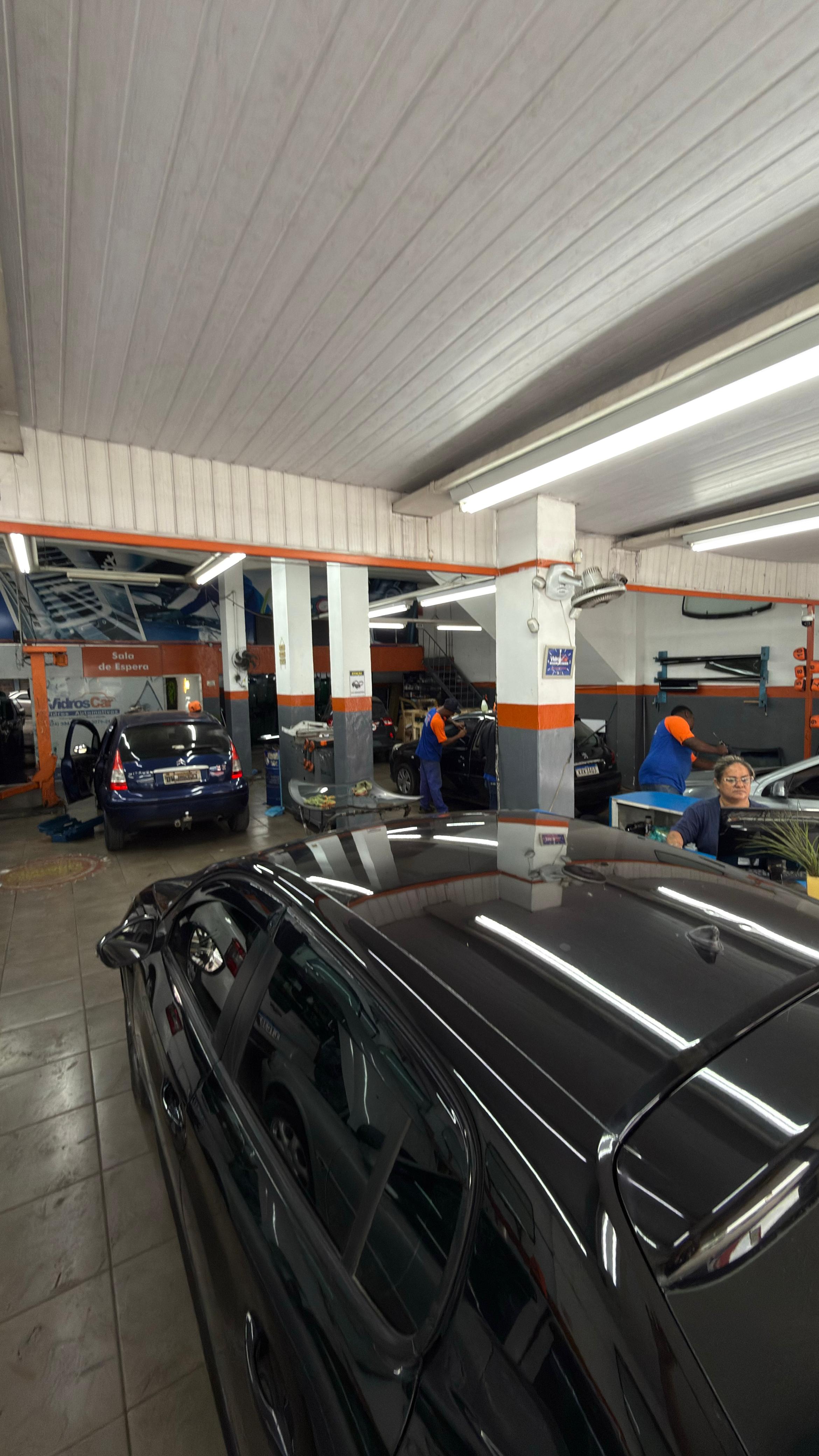 Técnicos da VidrosCar trabalhando na troca de vidros